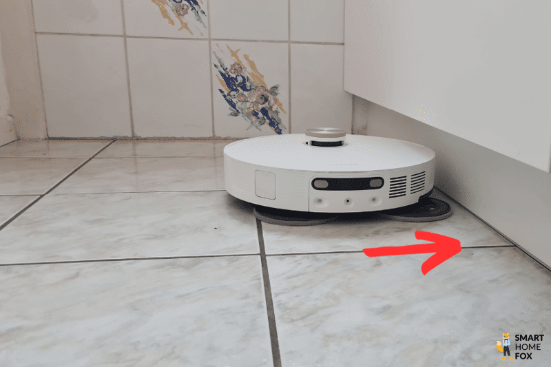 Во время уборки вдоль плинтусов салфетки Dreame L20 Ultra выдвигаются.